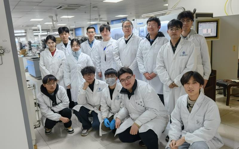 获奖团队在实验室的合影。