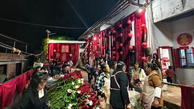 昭通小伙邀网友喝喜酒撑场面，摆酒席地点从邻家院坝搬到数公里外的邻村广场，市文旅局副局长发声