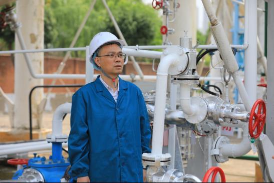 田路在LPG储气罐下检查储配设施设备、压力管道运行情况.png