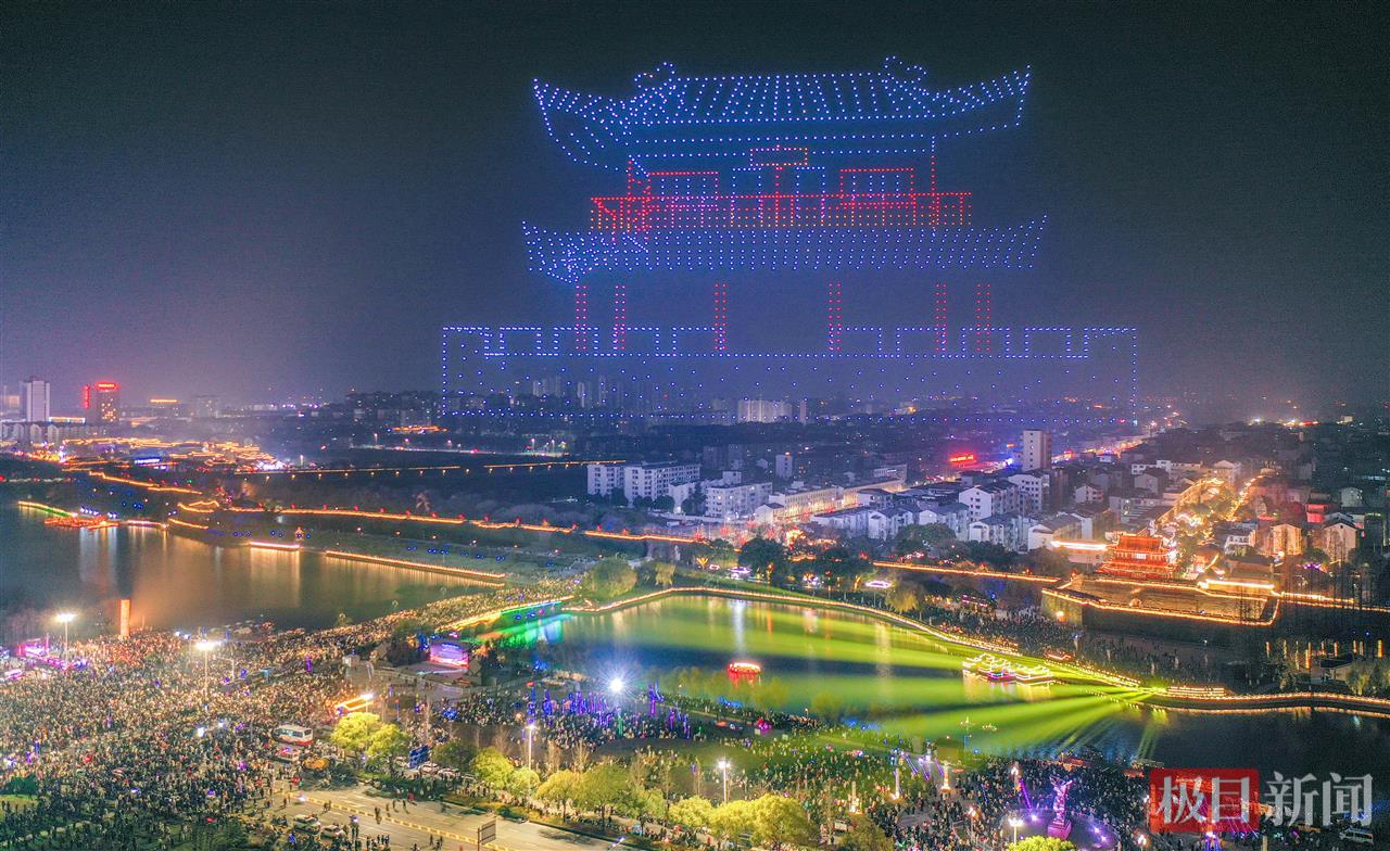 1月1日21时，“荆州十二时辰”无人机秀在湖北荆州古城东门精彩上演，2026架无人机点亮荆州2026年的第一个夜晚，吸引众多市民和游客观赏。 （叶力铭  摄）.jpg