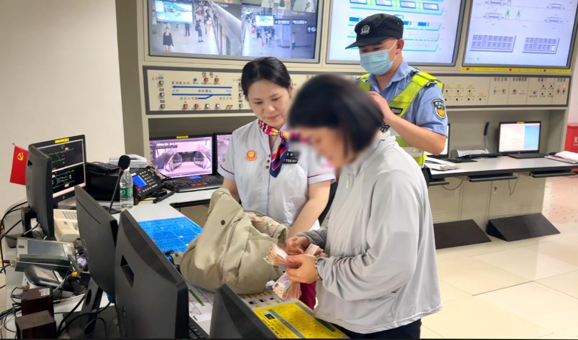 1、乘客熊女士认领自己的万余元现金.jpg 1、乘客熊女士认领自己的万余元现金.jpg