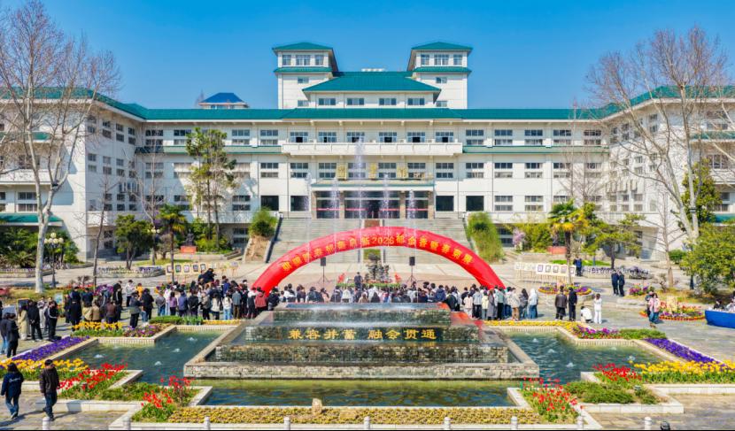 武汉生物工程学院2026年郁金香暨春菊展启幕136.png 武汉生物工程学院2026年郁金香暨春菊展启幕136.png