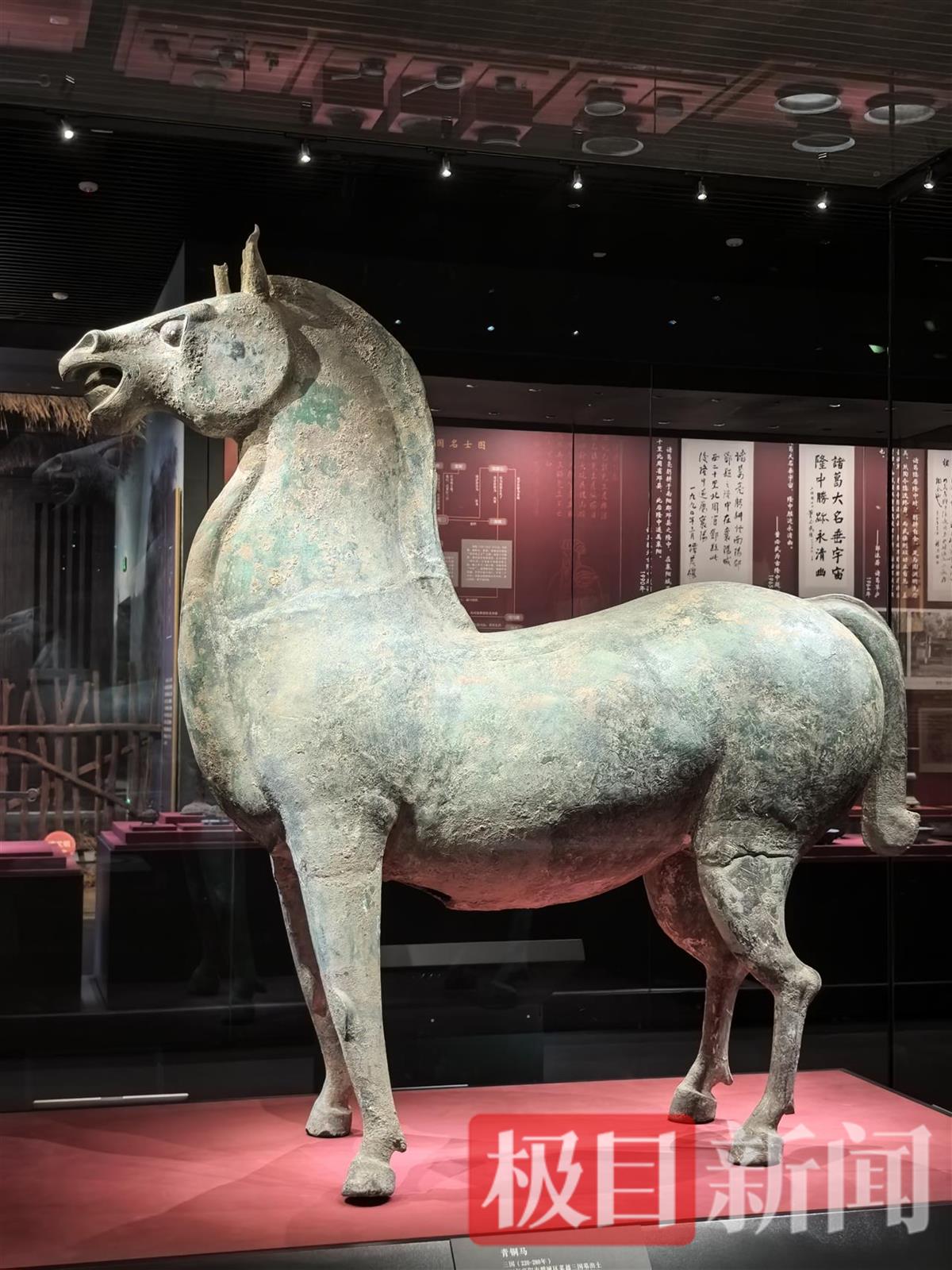 襄阳市博物馆藏青铜马2.jpg