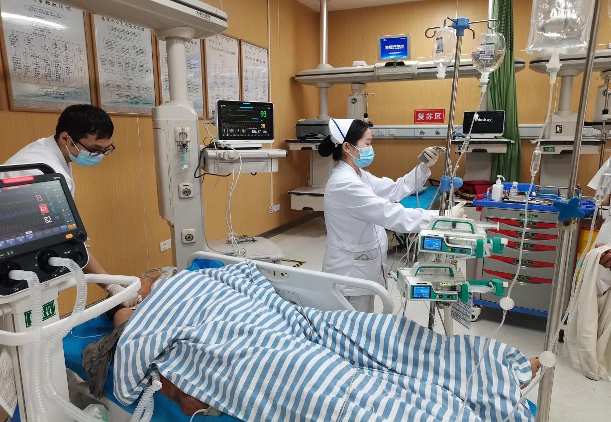 听到呼救，他们冲进医院车库，1分钟内将患者转到抢救室 | 极目新闻
