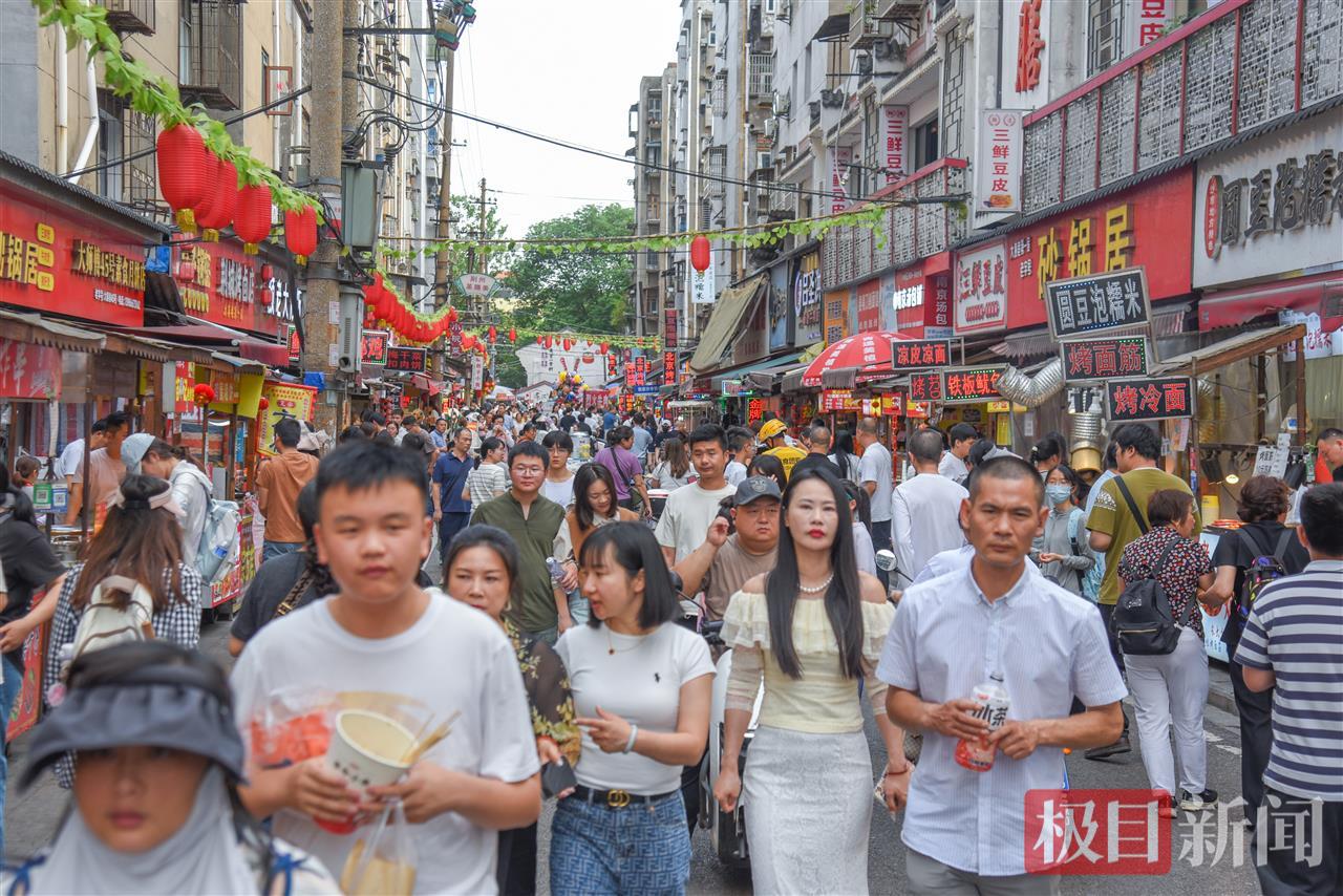 沙市区大赛巷小吃街游人如织 （极目新闻记者 黄志刚 摄）.jpg