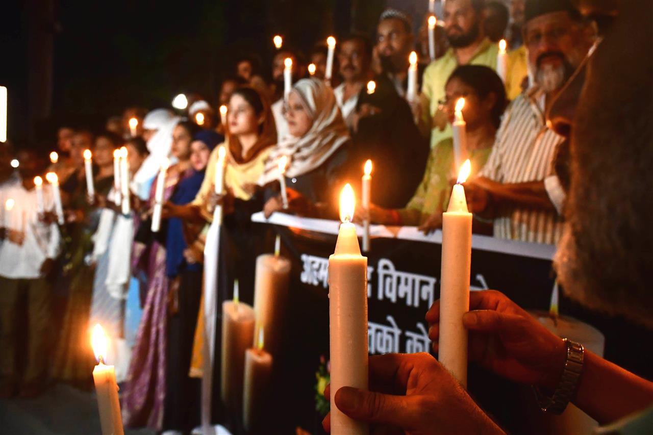 6月13日,在印度中央邦首府博帕尔,人们点燃蜡烛哀悼坠机事故遇难者.jpg 6月13日,在印度中央邦首府博帕尔,人们点燃蜡烛哀悼坠机事故遇难者.jpg