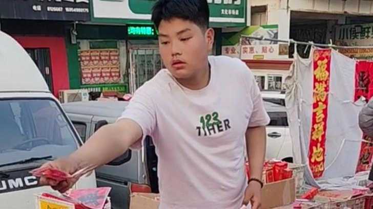 山东招远替患病母亲摆摊卖春联14岁姐弟系龙凤胎，父亲患癌离世，母亲:孩子每天摆摊十余小时，坚持了13天
