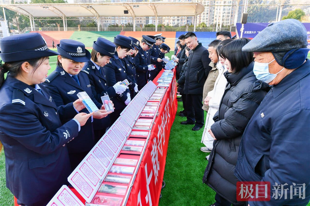 图9：2026年1月9日，保康民警向群众普及安防知识。欧阳智慧 摄.jpg