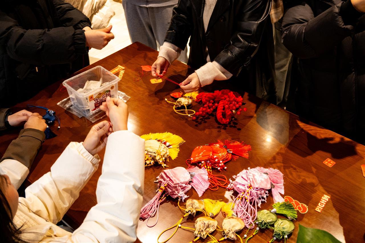 同学们将新春祝愿装进锦囊。马鑫雨 摄.jpg 同学们将新春祝愿装进锦囊。马鑫雨 摄.jpg