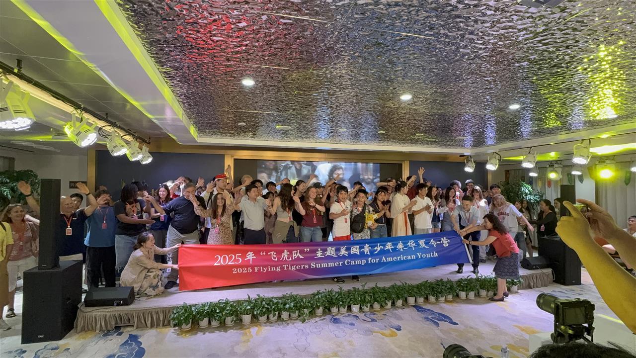 中美青少年共同合唱《We Are the World》.jpg