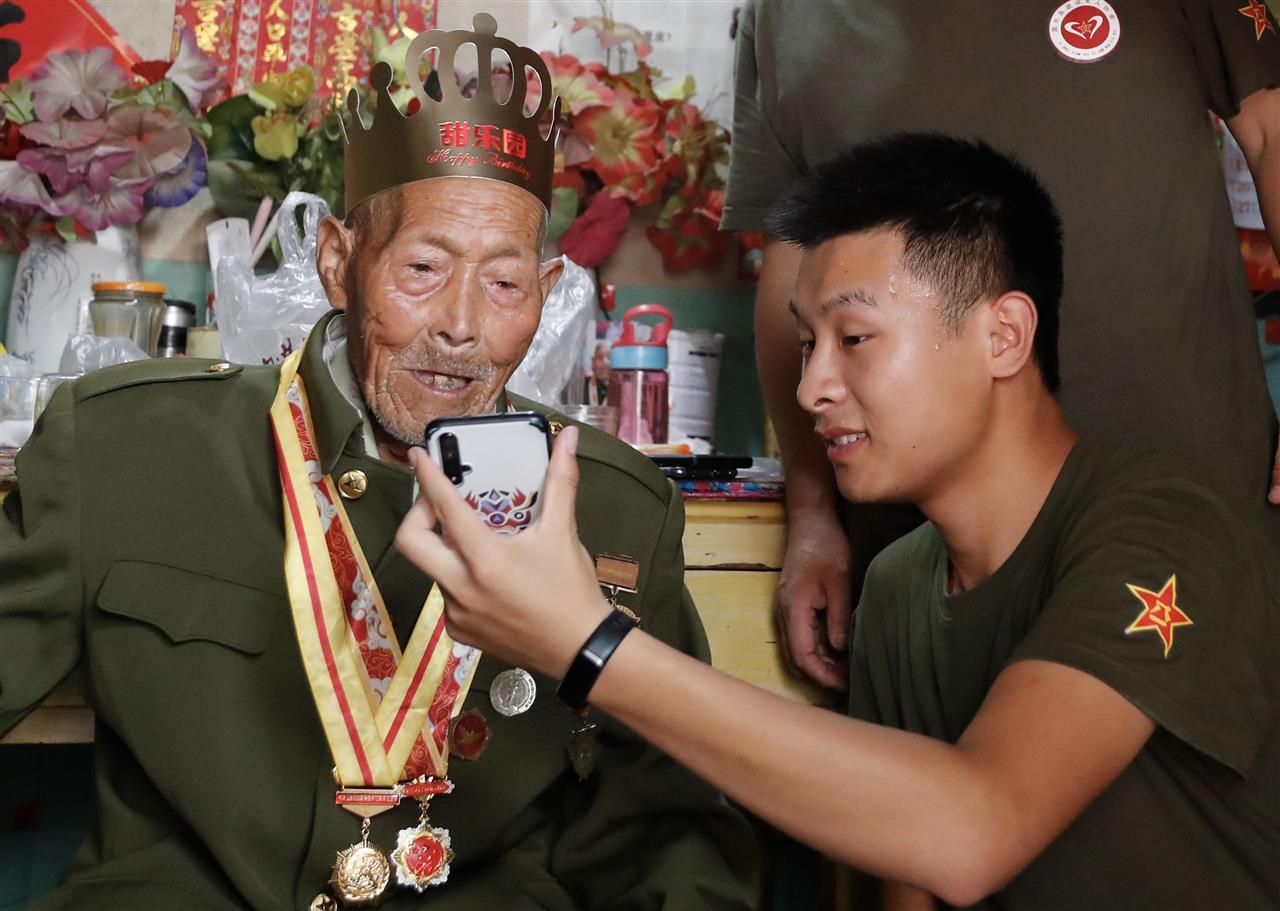 2020年8月吴茂林在为抗日战争老战士吴从法庆生.jpg 2020年8月吴茂林在为抗日战争老战士吴从法庆生.jpg