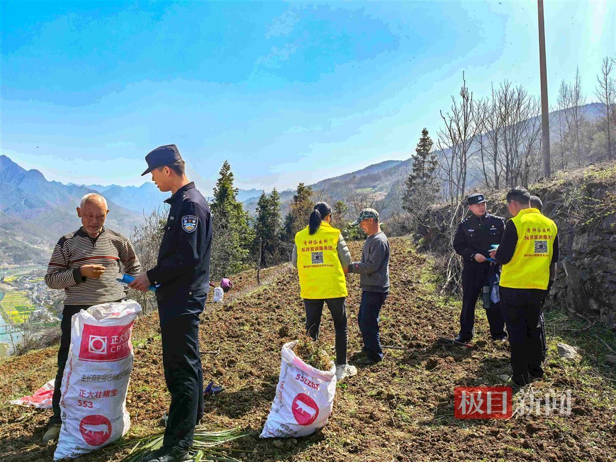 图2：民警和“反诈黄金甲”志愿者向群众宣讲反诈知识.jpg