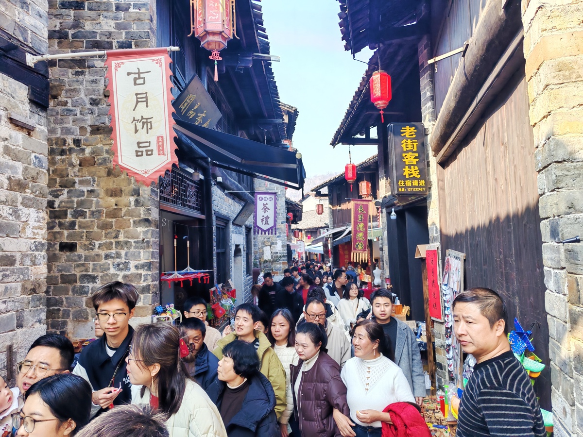 羊楼洞明清古街深受周边游、亲子游游客喜爱，假期人流量持续攀升.jpg