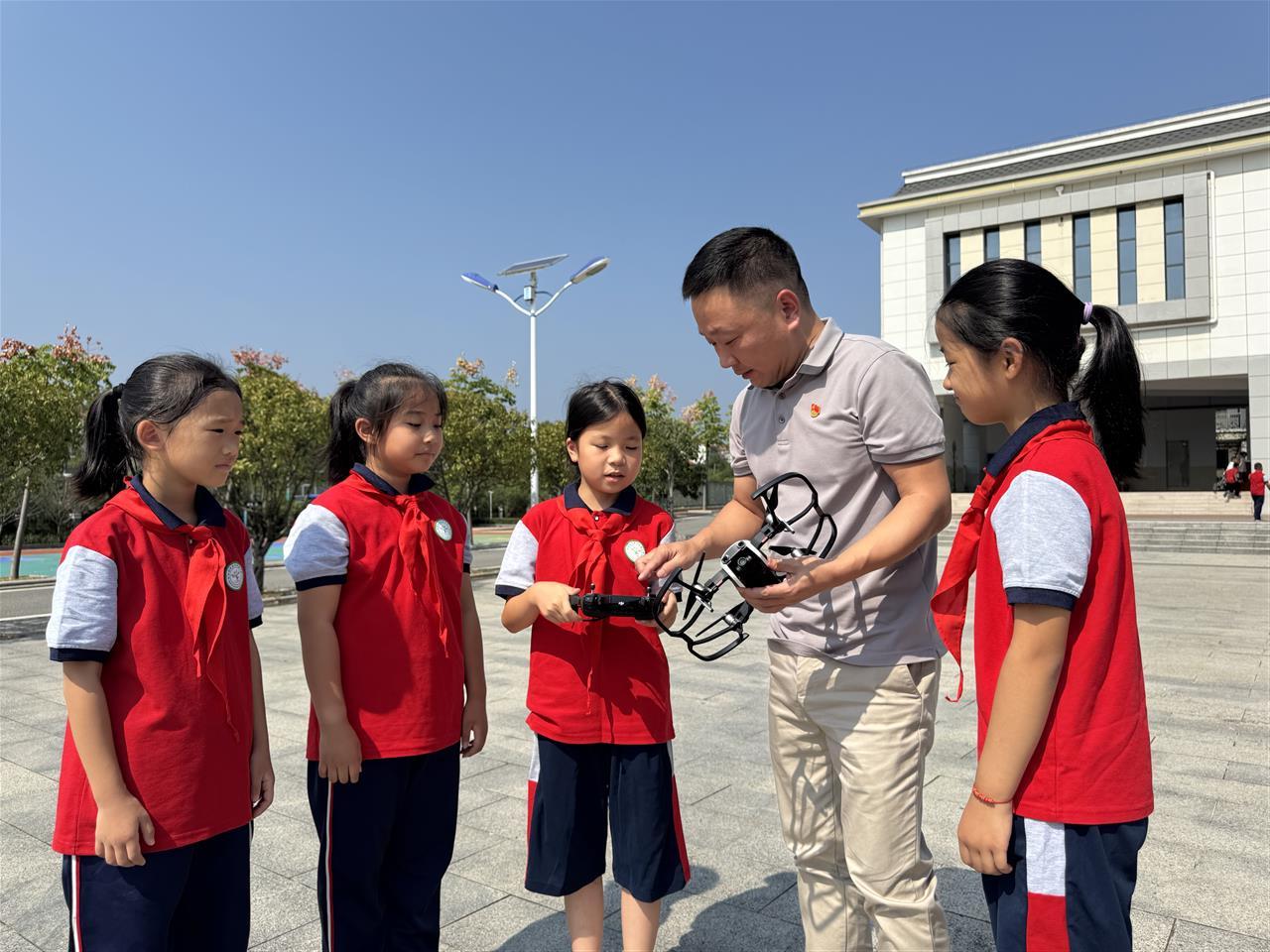 微信图片_20251013155351_464_15.jpg 微信图片_20251013155351_464_15.jpg