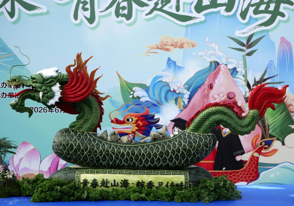雕刻龙舟。阮莘惠摄.jpg