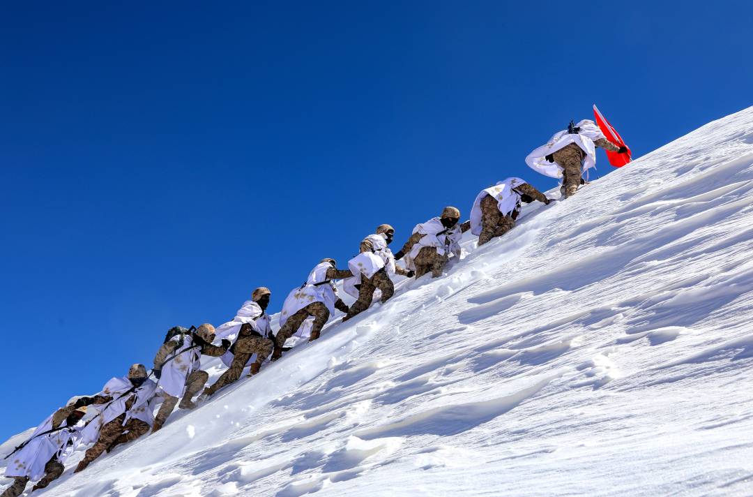 3月21日,阿里军分区某边防团巡逻官兵翻越冰雪达坂向点位前行.