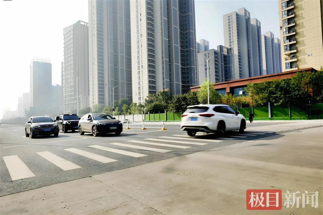 武汉地铁12号线园林路站完成“还路”,实现了从混凝土路面到沥青路面的全面提档升级,道路设施,含无障碍公交站台、人行道均已完善。袁永华 摄.jpg 武汉地铁12号线园林路站完成“还路”,实现了从混凝土路面到沥青路面的全面提档升级,道路设施,含无障碍公交站台、人行道均已完善。袁永华 摄.jpg