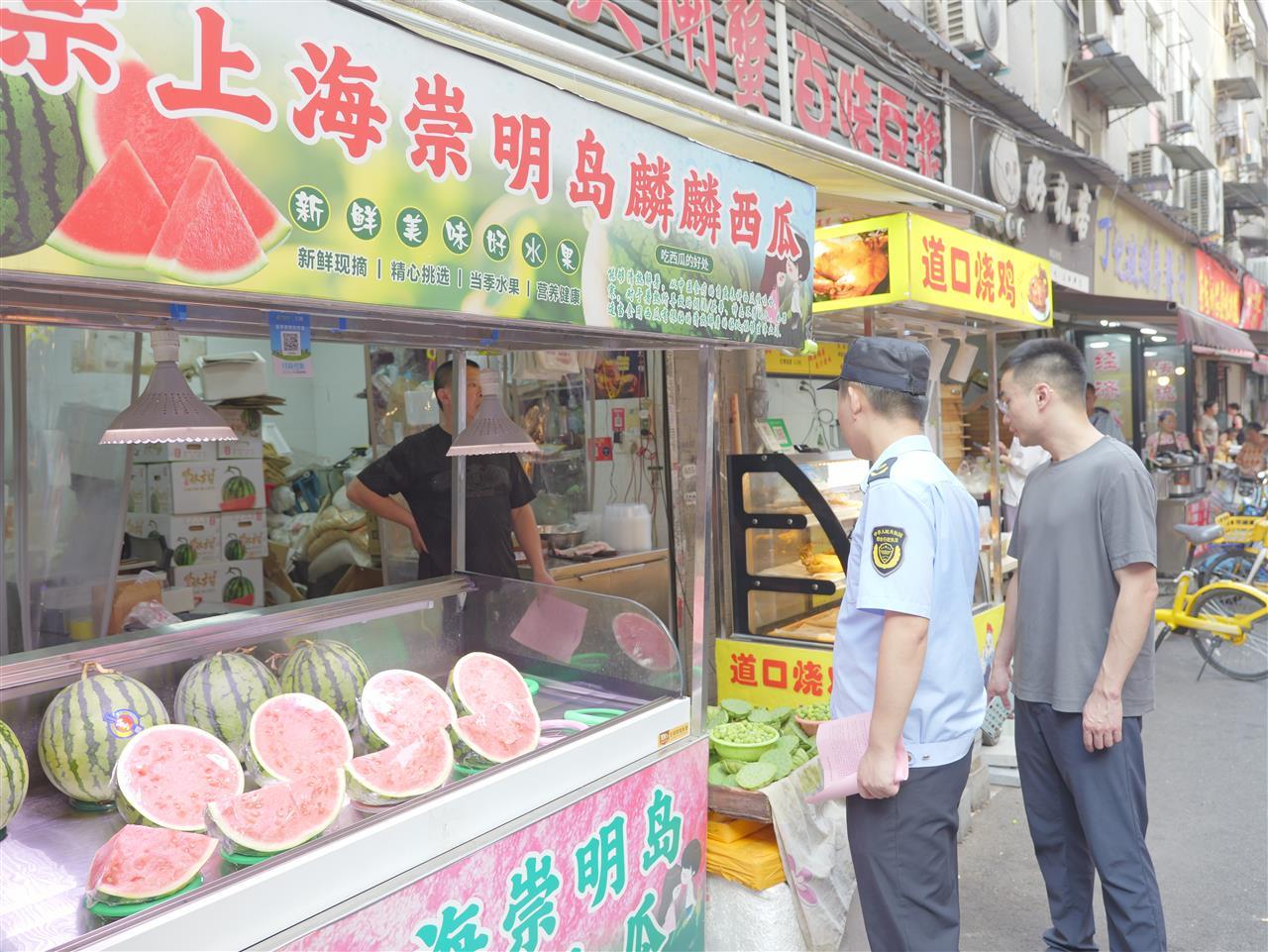 执法人员开展“朝七晚九”巡查，帮助商户规范经营行为 (4).jpg