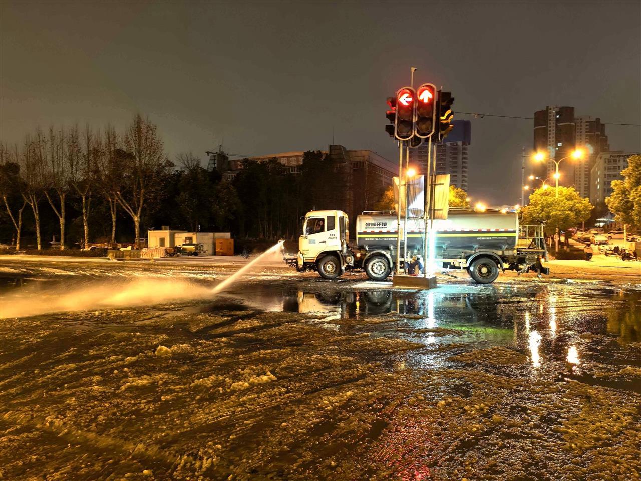 高四与流芳园路交汇处喷洒盐水.jpg 高四与流芳园路交汇处喷洒盐水.jpg
