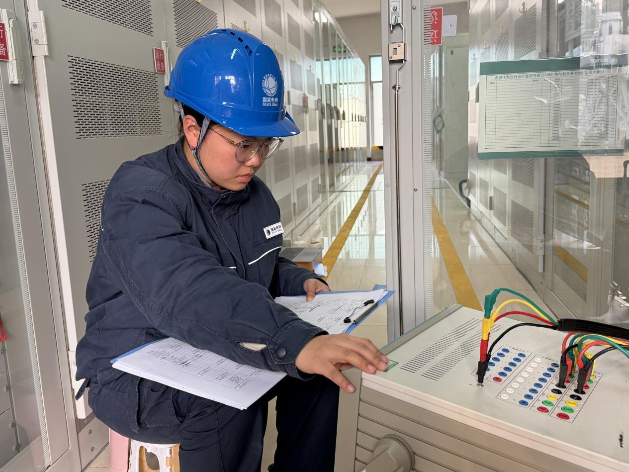 国网湖北直流公司二次检修一班工作班成员陶雨露正在进行保护校验。 别一格 摄.png