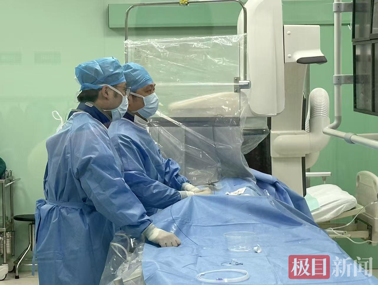 呼吸与危重症医学科专家为患者实施介入手术.jpg