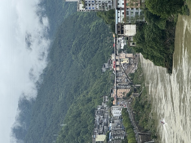 重庆彭水山体崩塌致8人遇难34人失联，亲历者称被邻居预警带女儿外孙逃出，现场发现生命迹象仍在救援