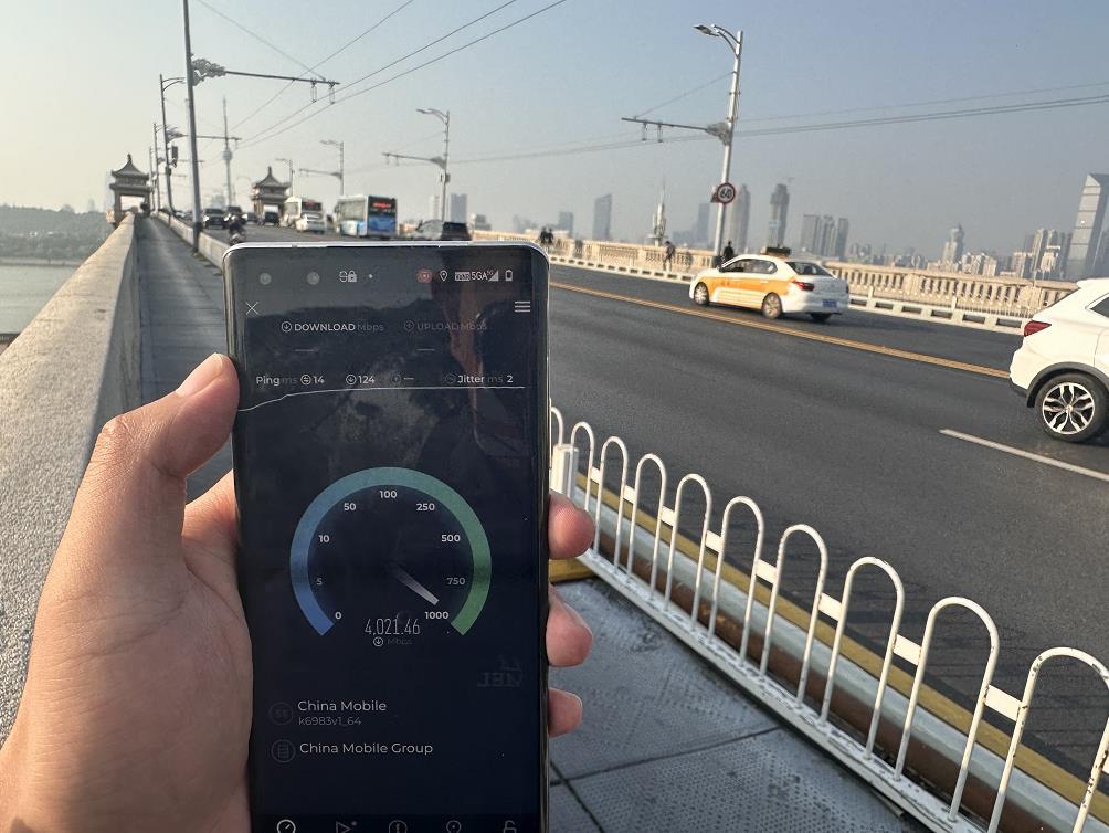 湖北移动网络工程师在武汉长江大桥测试5G-A网络.png
