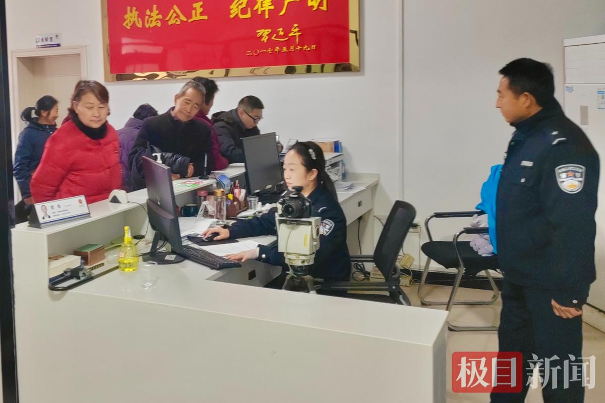 图一 户籍员为群众办理业务.jpg