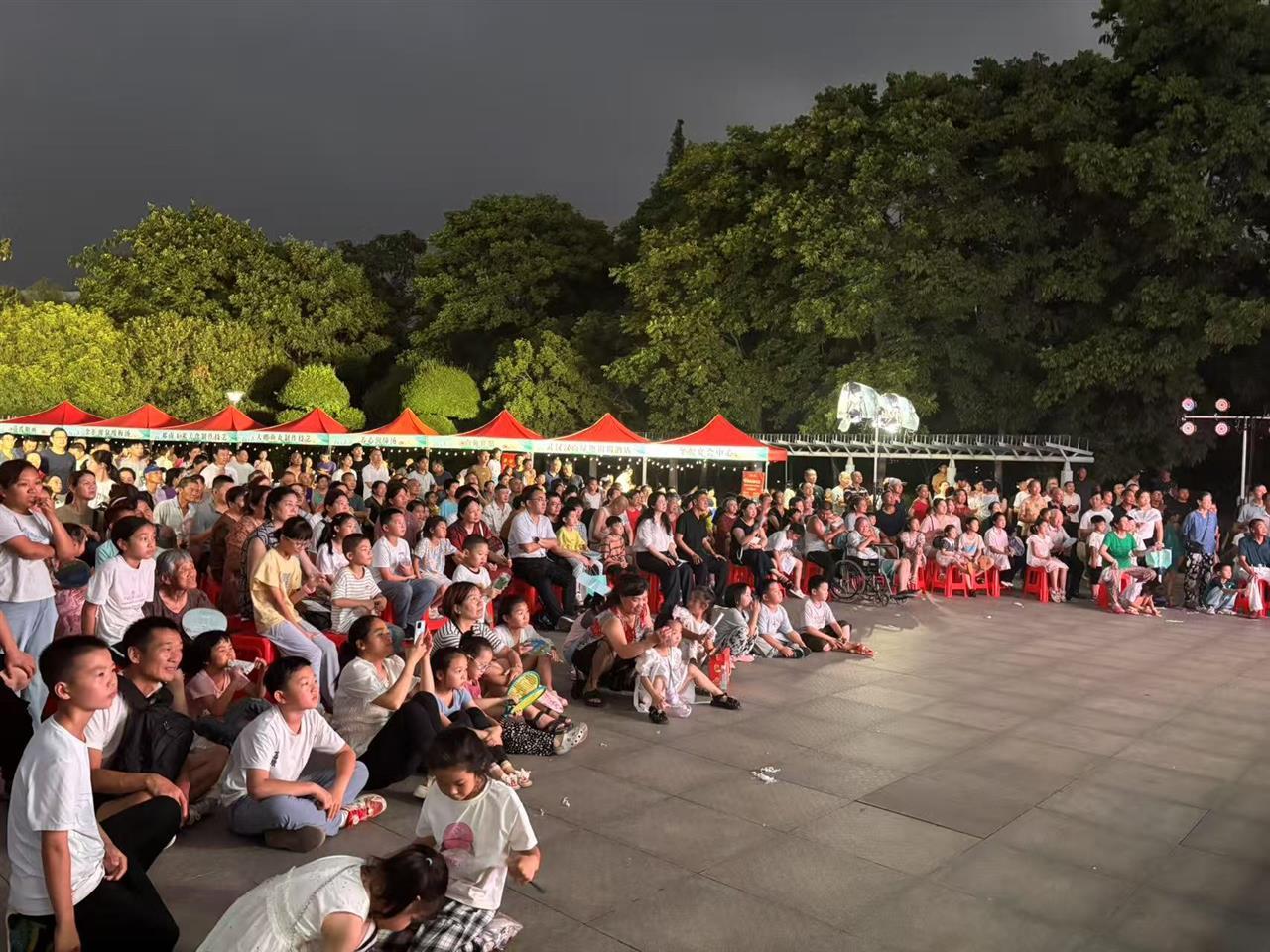 武汉经开区纳凉晚会举行，为居民带来生活温度的夏夜体验 | 极目新闻
