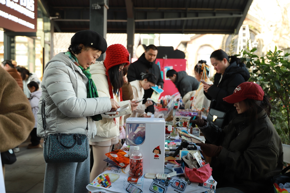 艺术循环市集吸引市民游客驻足2.jpg 艺术循环市集吸引市民游客驻足2.jpg