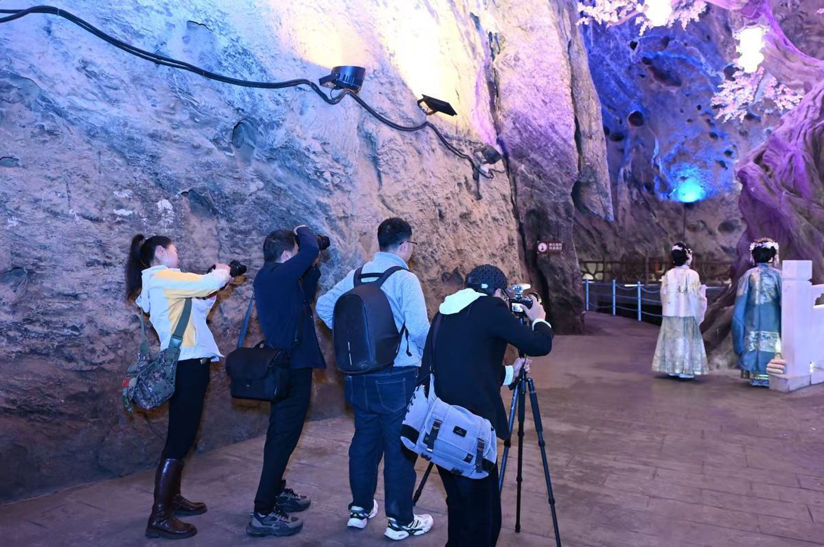 摄影团成员黄仙洞采风行   方瑞 摄.jpg