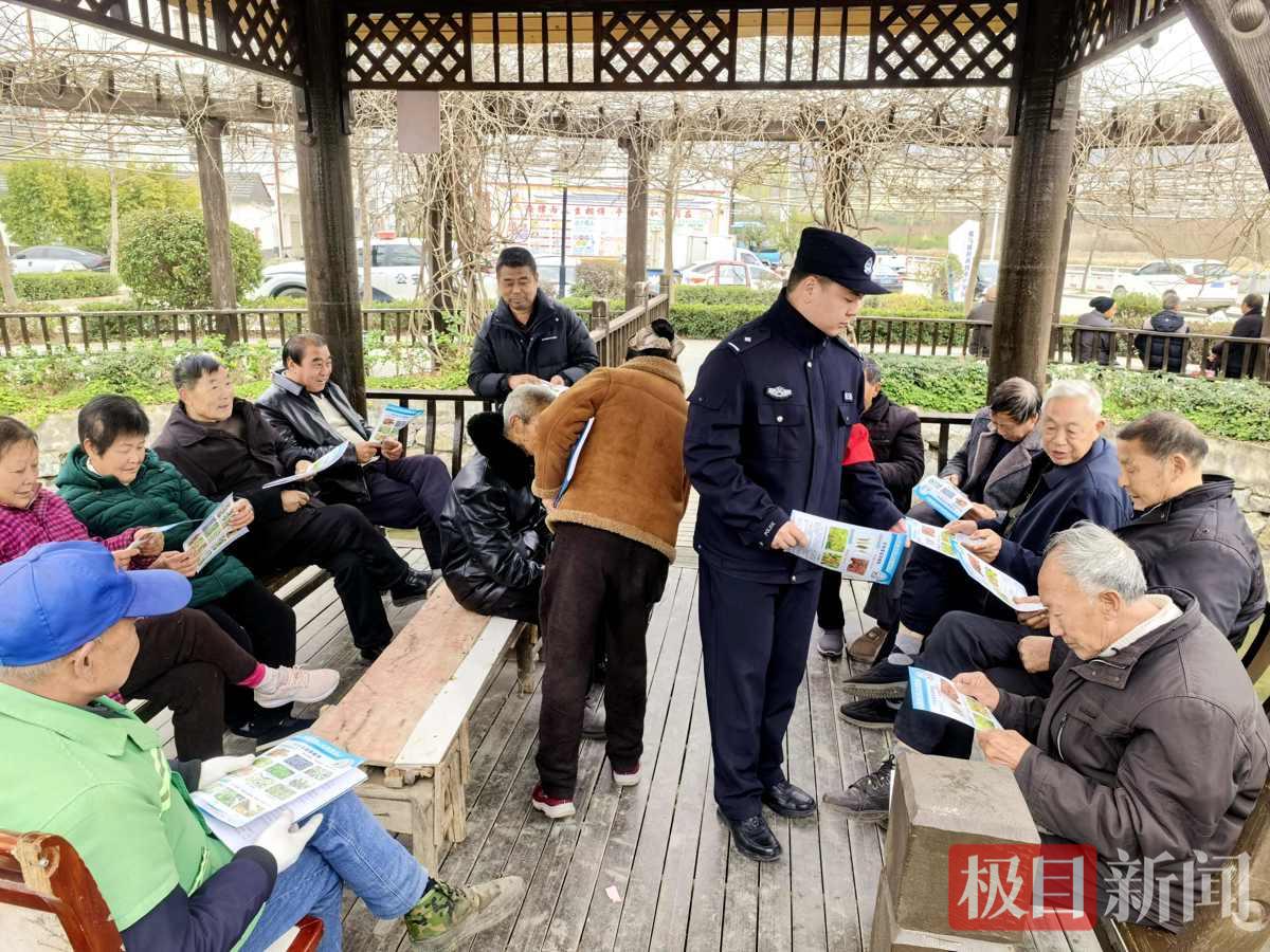 图4:民警在开展普法宣传.jpg 图4:民警在开展普法宣传.jpg