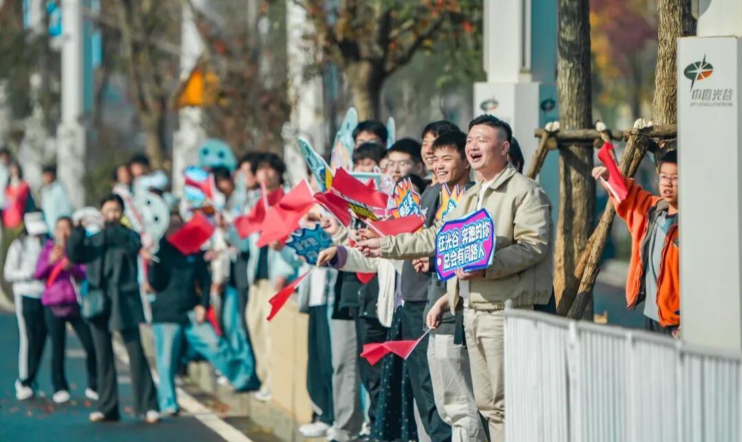 观众在现场为跑者加油1.png