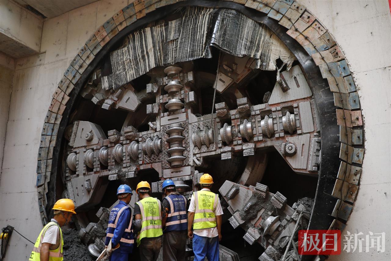 7月8日，武汉地铁11号线四期芳梅区间右线行稳号盾构机历经近4个月施工，顺利贯通。袁永华 摄 (3).jpg