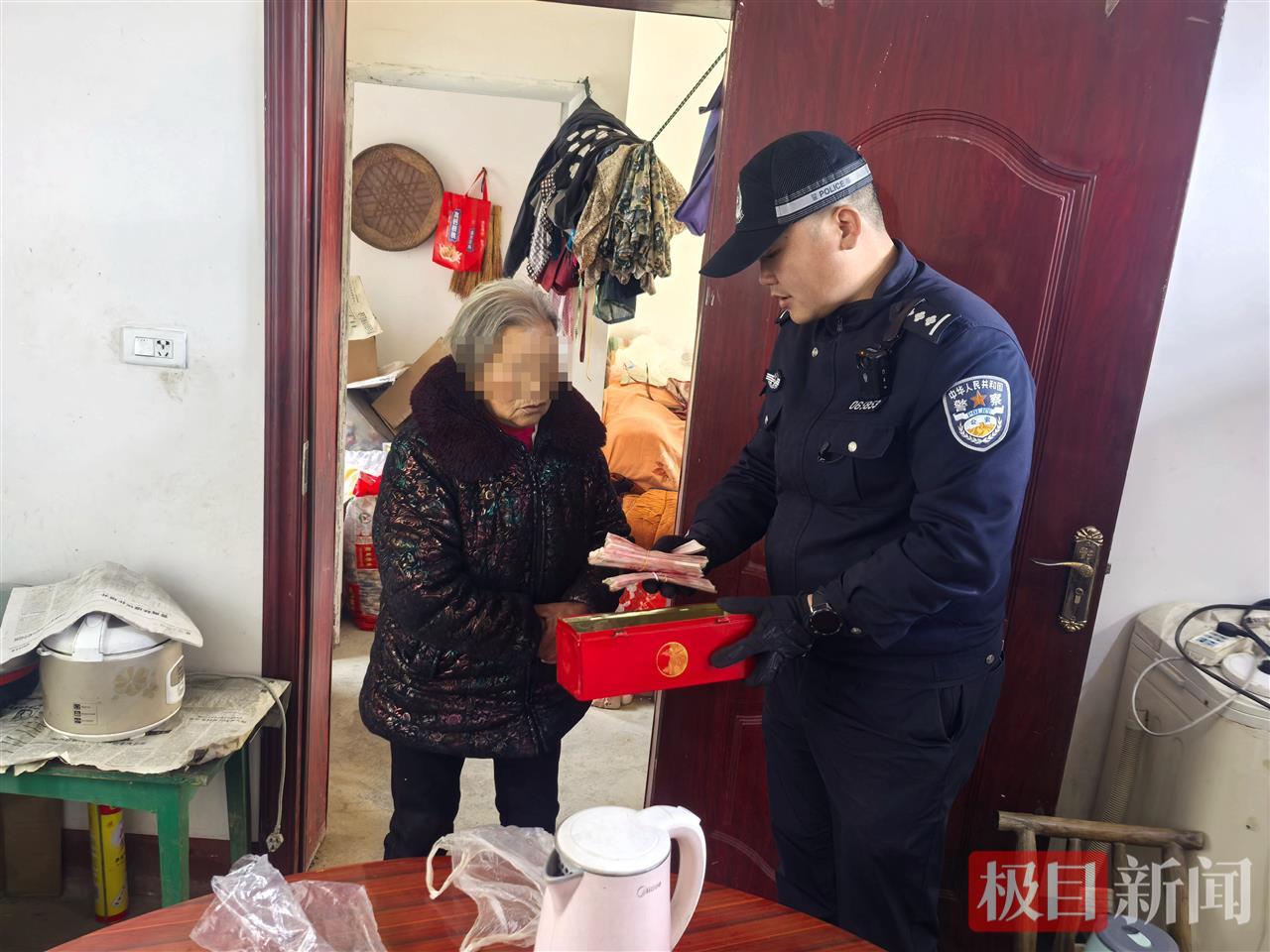图8：民警为群众找回遗失现金。.JPG