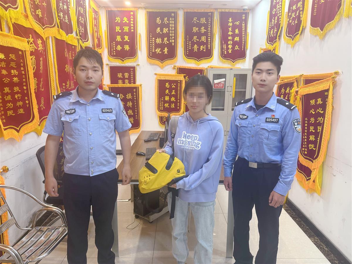 女孩逛商场丢了包包,民警追踪至次日凌晨终于追回 | 极目新闻