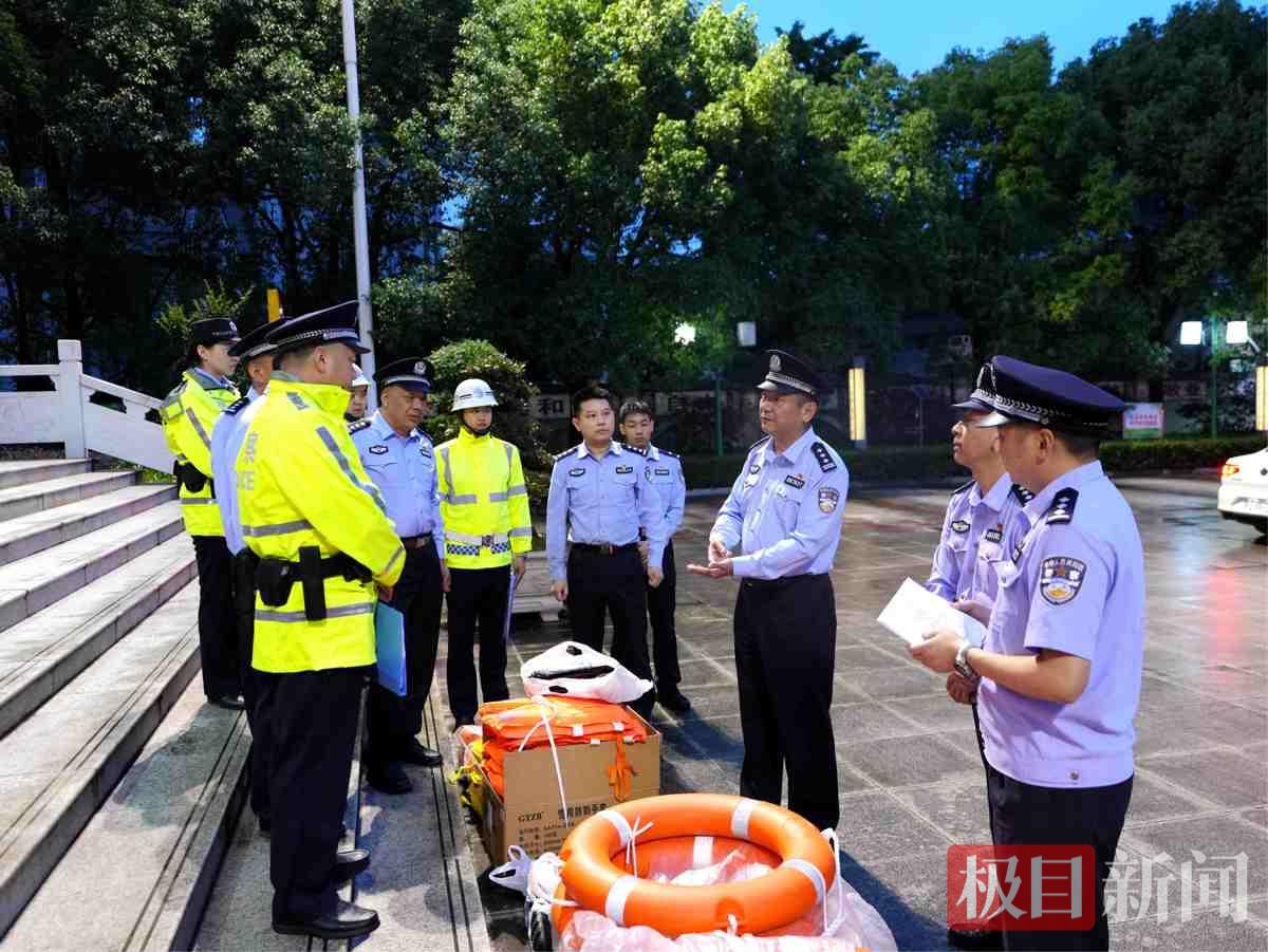 图3：检查防汛物资。.jpg
