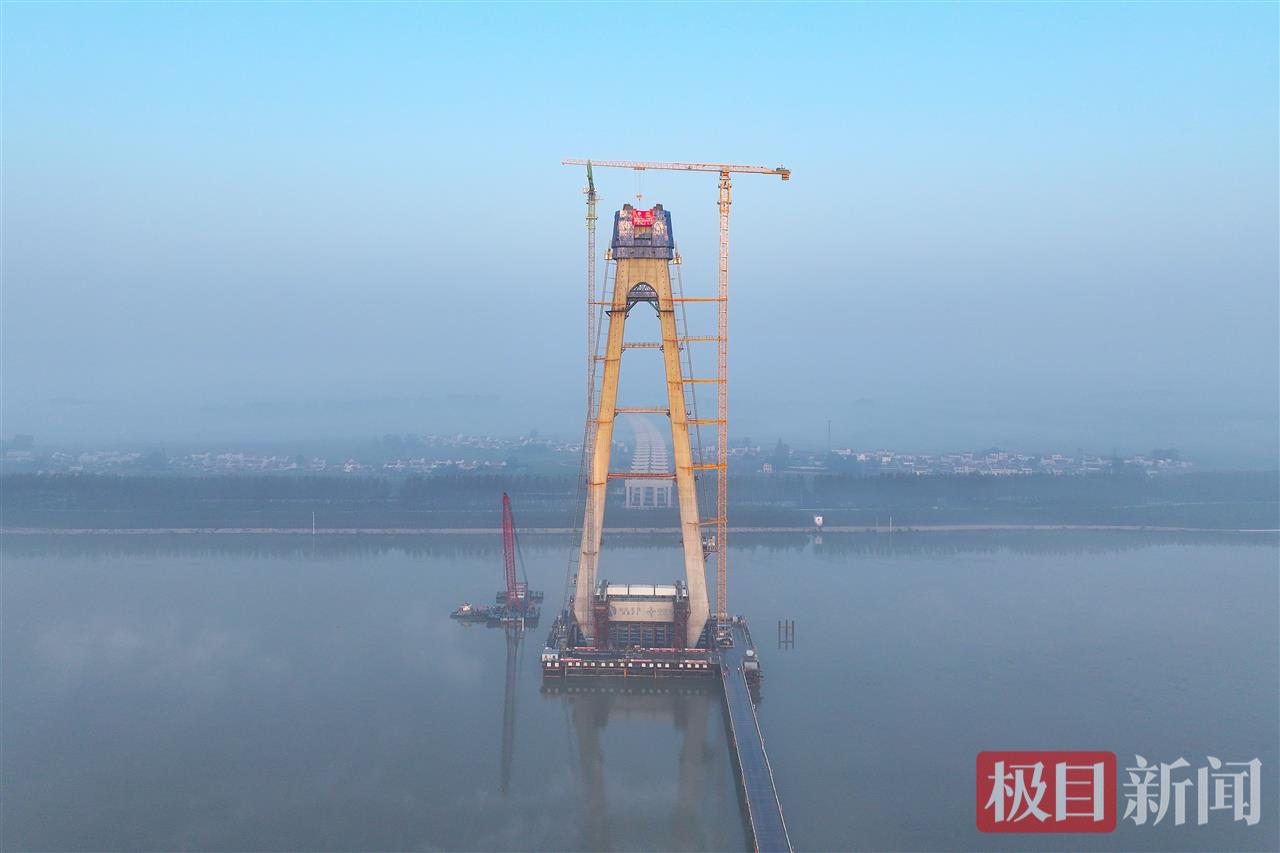 江汉特大桥主塔封顶 (7).JPG