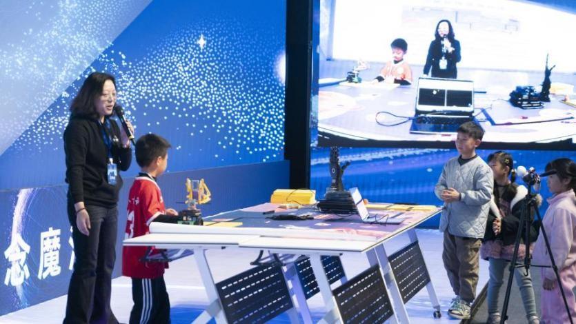 学生在“意念魔法师”课堂上体验脑控机械手。人民网张志强 摄