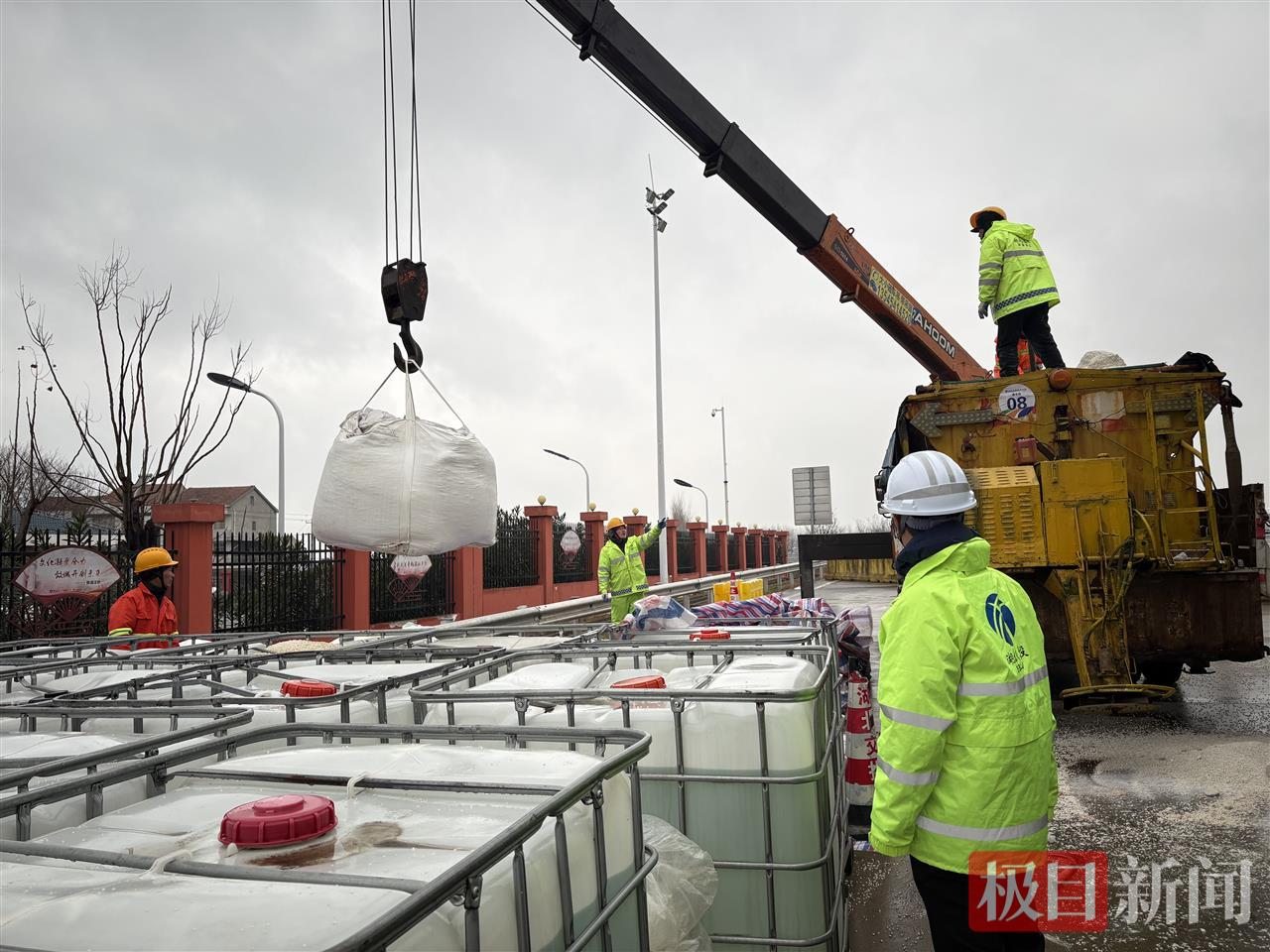 1月19日，湖北交投江汉运营公司在监江高速准备撒盐预备工作。（极目新闻通讯员 易曙光 供图）.JPG