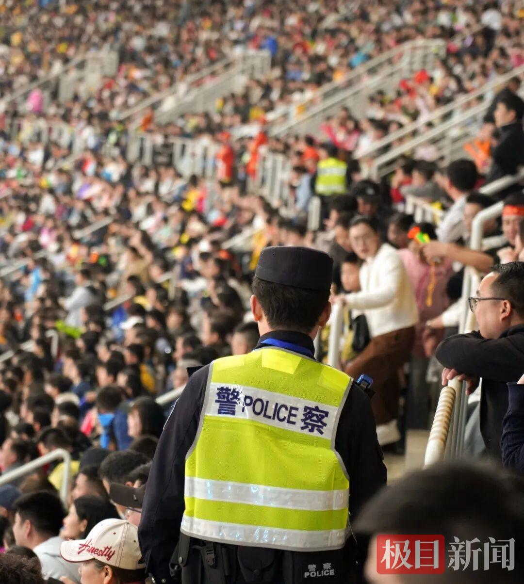 黄石市公安局民警辅警在“楚超”赛事现场巡逻。.jpg