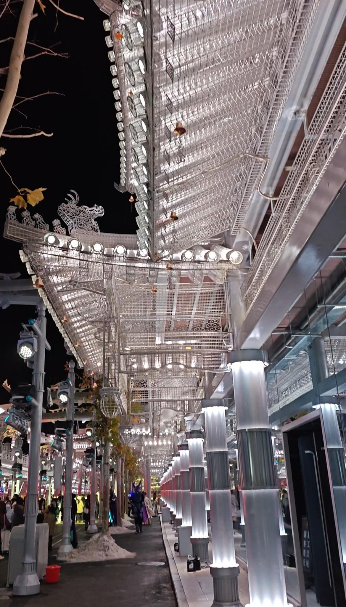 万岁山雪夜美景秒变广寒宫,游客打卡银丝古建新开发区域