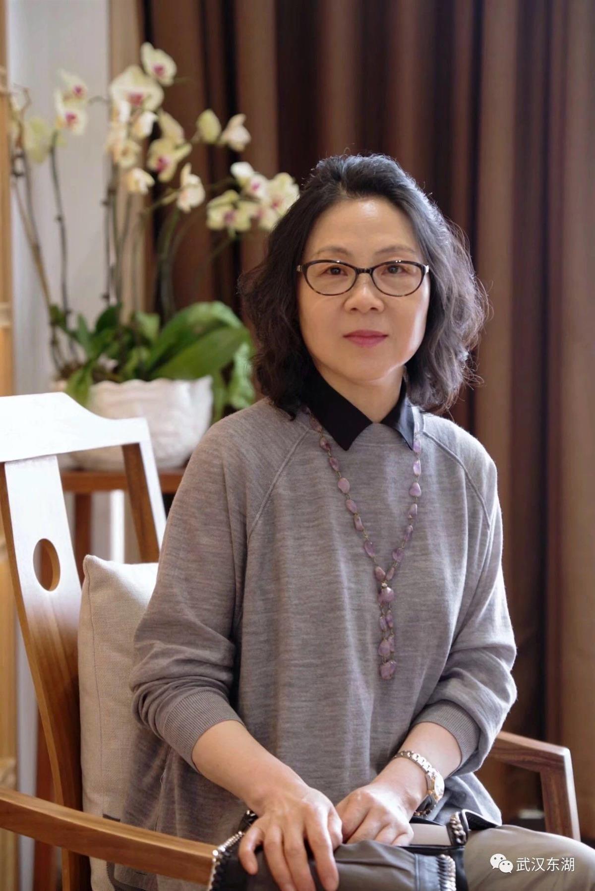 池莉照片.jpg 池莉照片.jpg