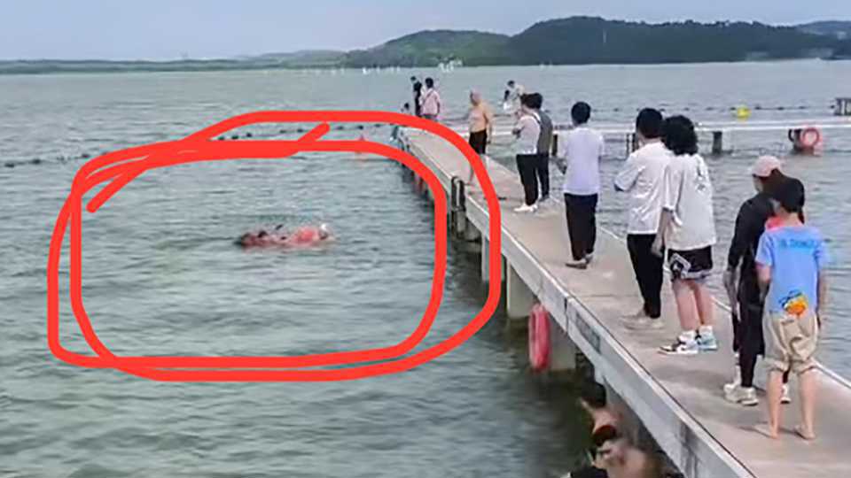 一男子在凌波门游泳遇险，东湖义警与热心市民接力施救