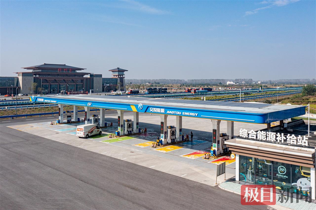 位于沪渝高速荆州东服务区的全国首座高速公路的综合能源补给站.jpg