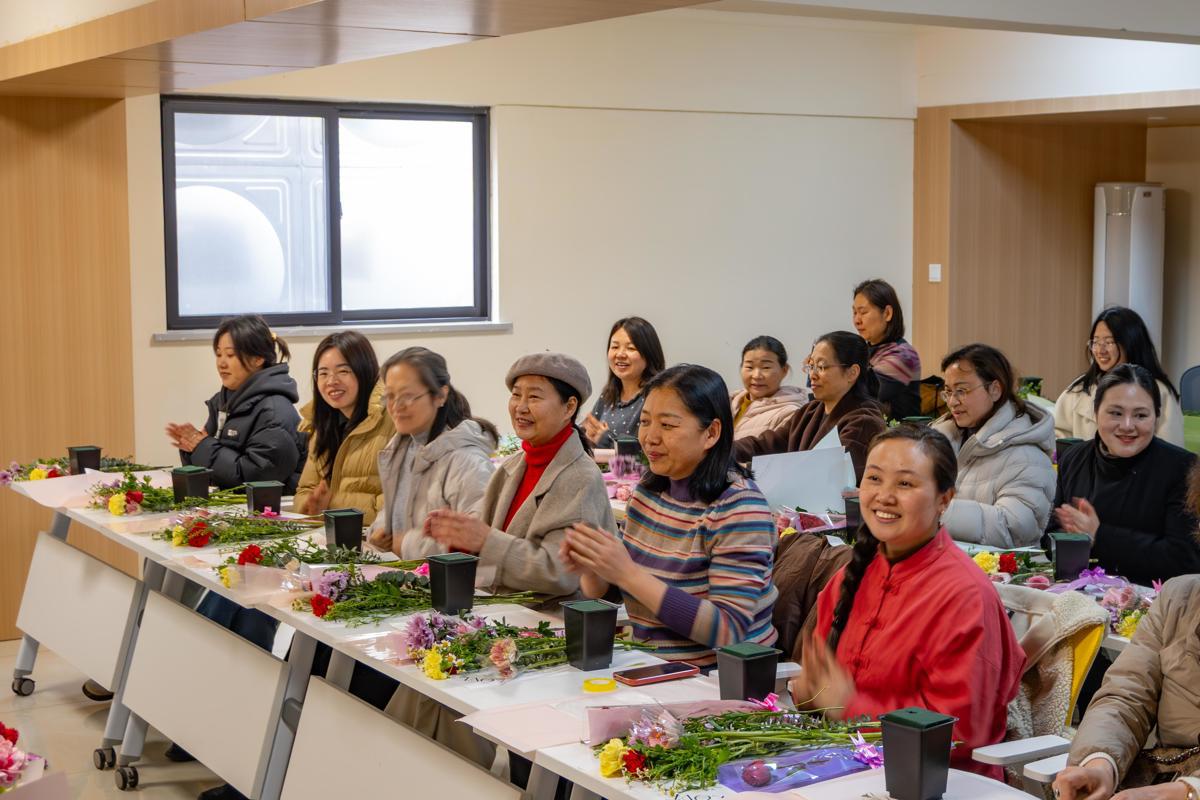 插花活动图片。马鑫雨摄.jpg 插花活动图片。马鑫雨摄.jpg