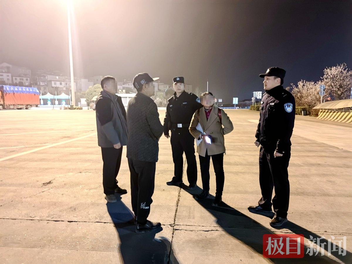 图5：民警将老人交由家属接回.jpg
