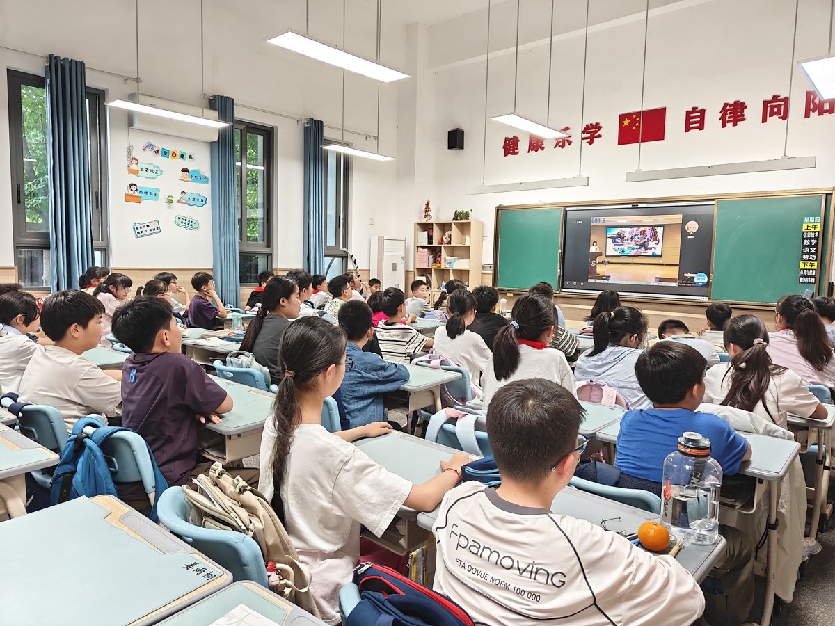 长春教联体学校观看2.jpg