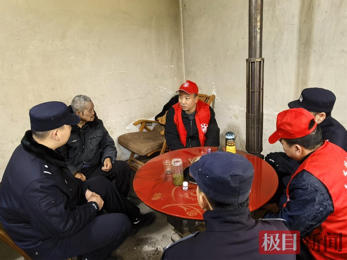 图4:民警与义巡队队员在向老人普及安全知识.jpg 图4:民警与义巡队队员在向老人普及安全知识.jpg