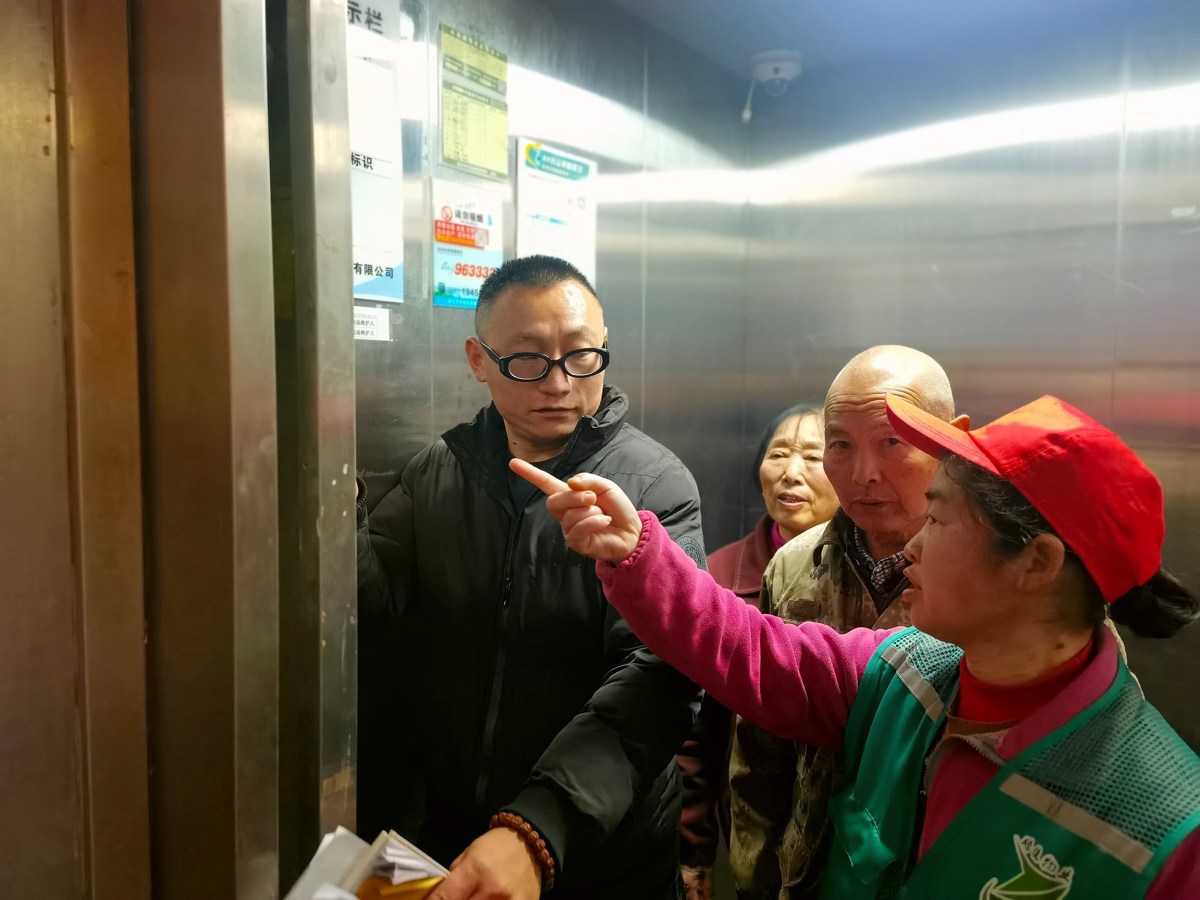 居民现场看整改情况.jpg